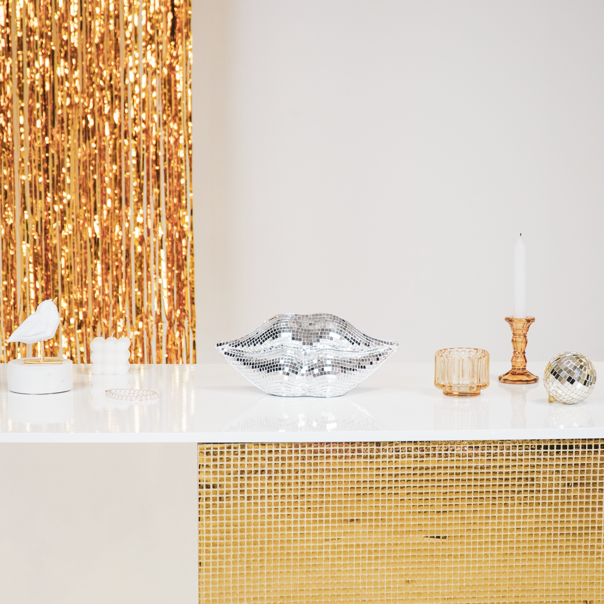„Disco Lips“ – Silber küsst Coolness – Glitzerstück aus Glas – 29×10×13,5 cm