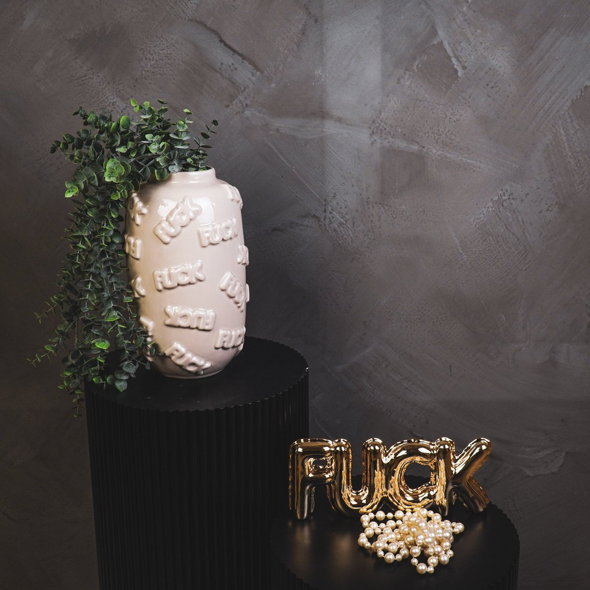 Vase „FuckOff“ – Statement-Relief – Keramik – Beige – 17×17×27 cm