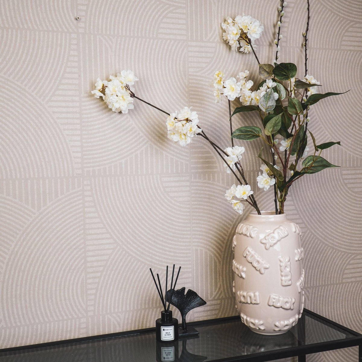 Vase „FuckOff“ – Statement-Relief – Keramik – Beige – 17×17×27 cm