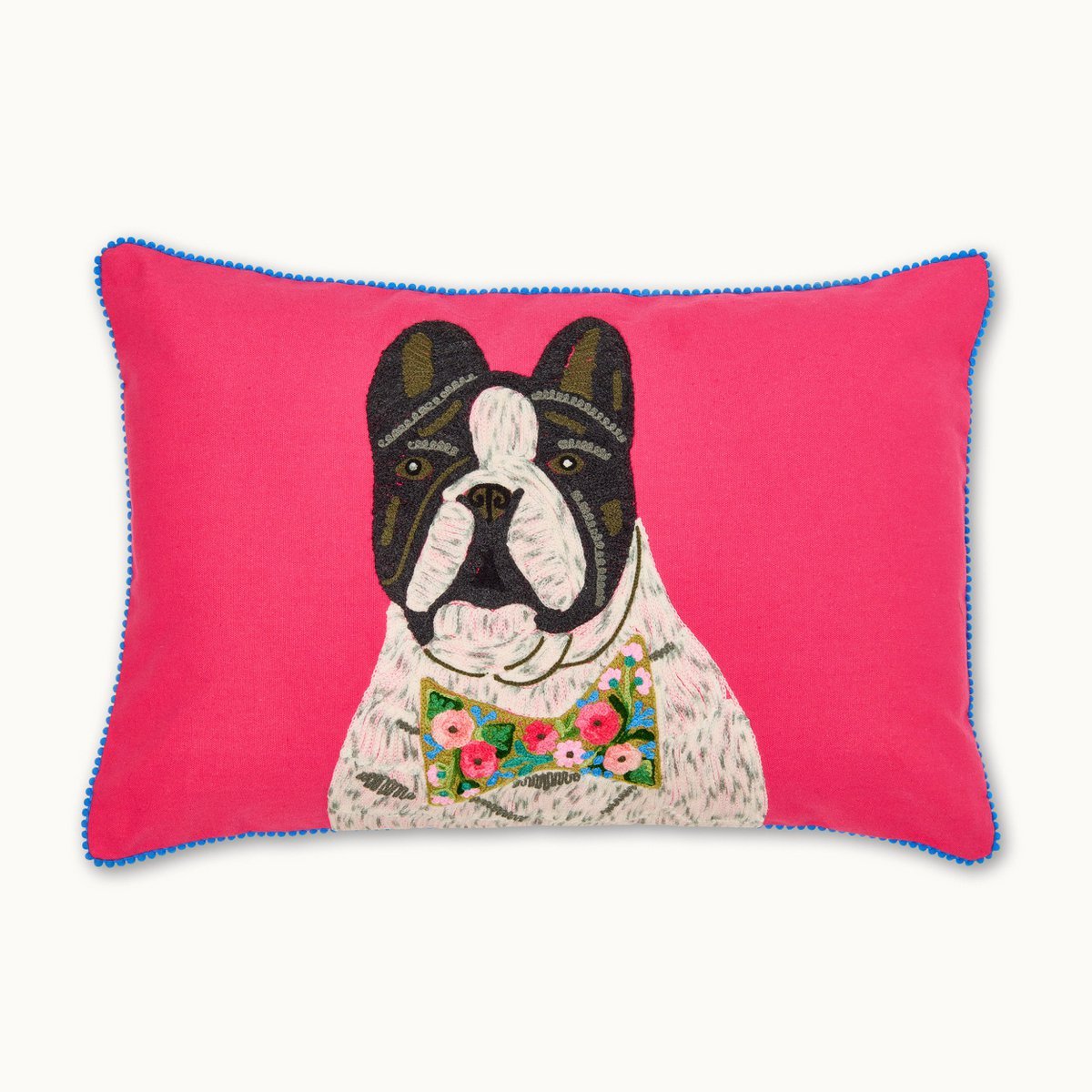 „Mops Royal“ – Stirnfalten, Statement-Schleife, Sitzhaltung Deluxe.