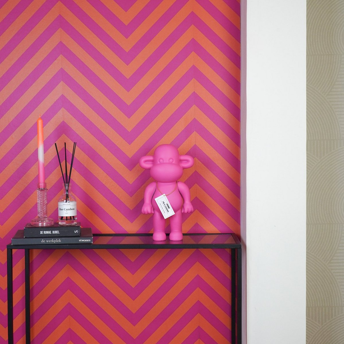 „The Legend“ – Affenfigur in Pink – Polyresin – 20,5×13,5×35 cm