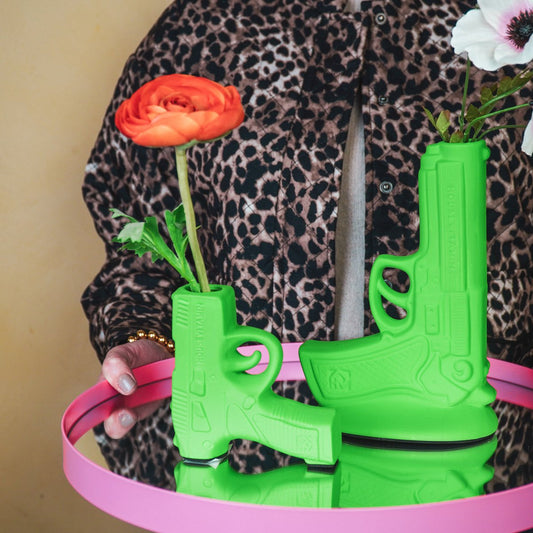 Vase „BangBang“ – Pistolenform – Keramik – Neongrün – 15x9x23cm