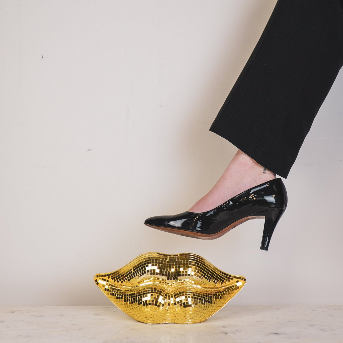 „Disco Lips“ – Gold küsst Glitzer - 29x10x13,5 cm