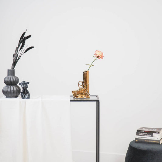 🔫 „007“ Vase – Coole Pistolen-Vase aus Keramik – Gold – 15x9x23 cm