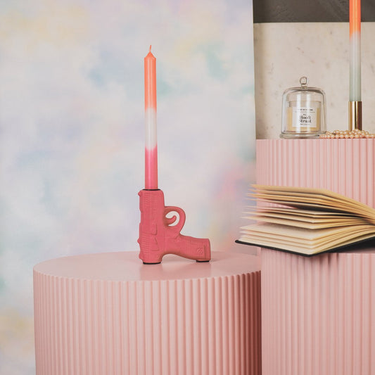 Kerzenhalter „BarbieBang“ – Pistolenform – Keramik – Neonrosa – 12×5×12 cm
