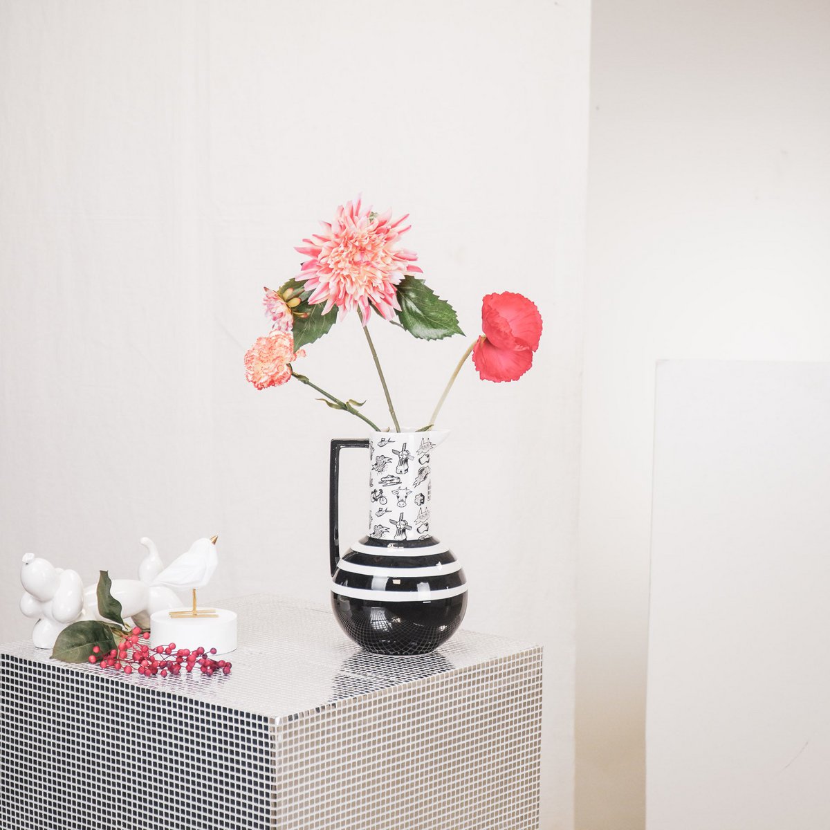 🖤🤍 "Liebe schwarz-weiß" Keramikvase  – Dutch Design – Krugform – 27,5 cm – Holland-Motive – handverziert
