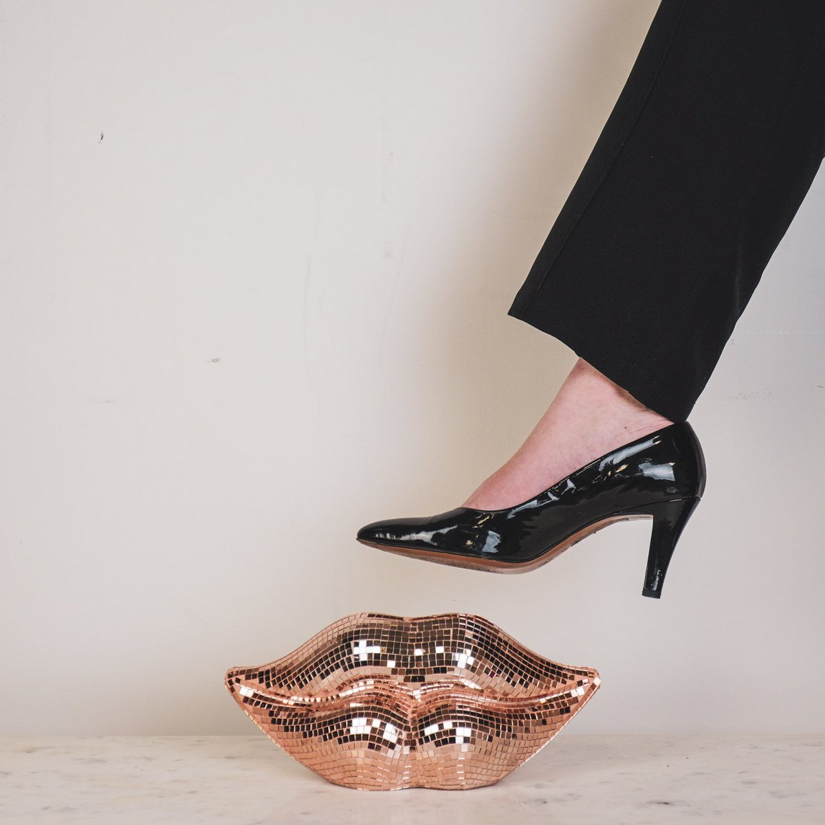 „Disco Lips“ – Roségold küsst Attitüde – Glitzerstück aus Glas – 29×10×13,5 cm