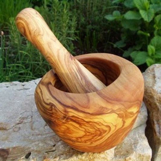 Moerser für die Küche aus Olivenholz auf einem schönen Stein im Garten