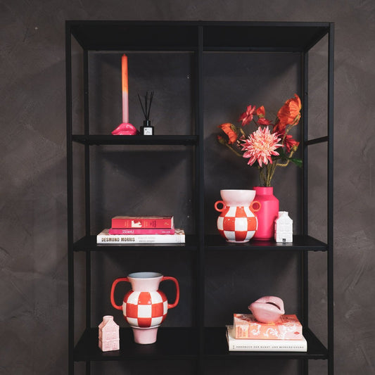 Vase mit rosa und karos