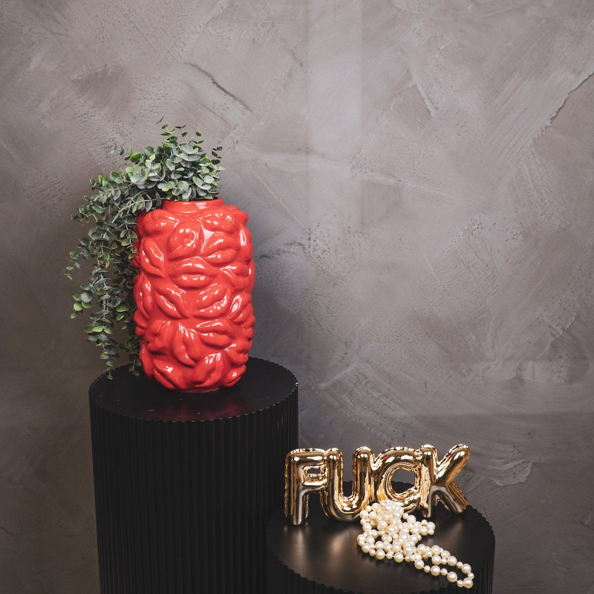 Vase „KissMeQuick“ – Kussmund-Relief – Keramik – Rot – 17×17×27 cm