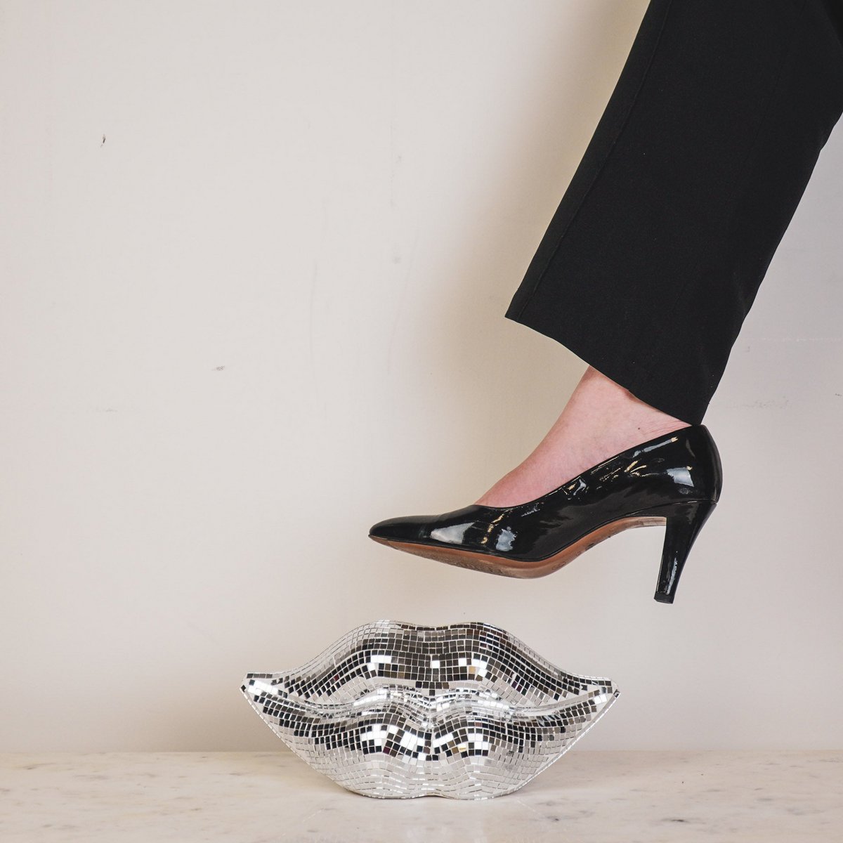 „Disco Lips“ – Silber küsst Coolness – Glitzerstück aus Glas – 29×10×13,5 cm