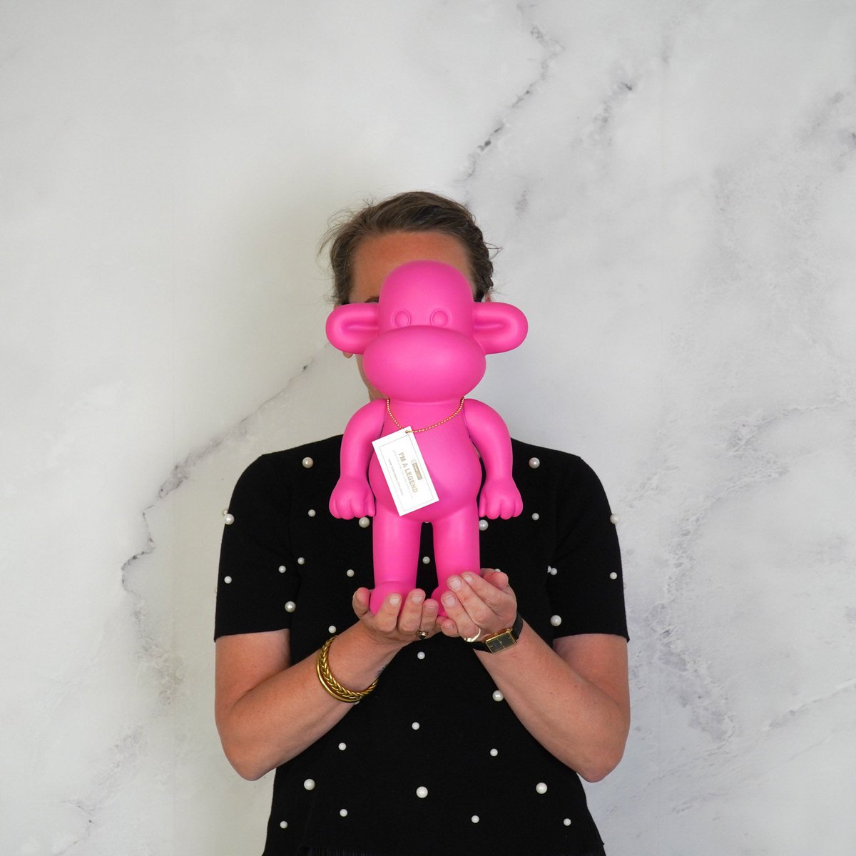 „The Legend“ – Affenfigur in Pink – Polyresin – 20,5×13,5×35 cm