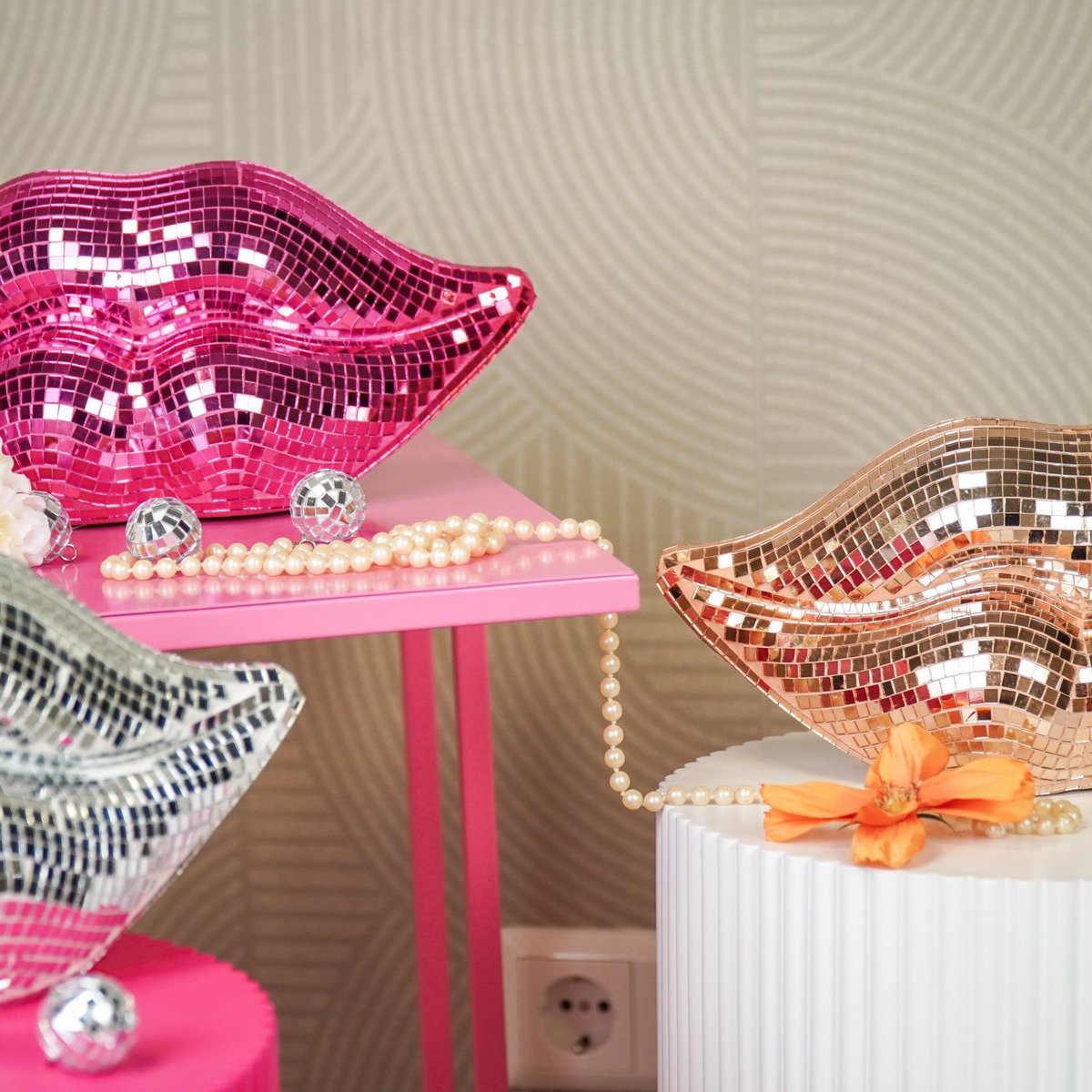 „Disco Lips“ – Roségold küsst Attitüde – Glitzerstück aus Glas – 29×10×13,5 cm