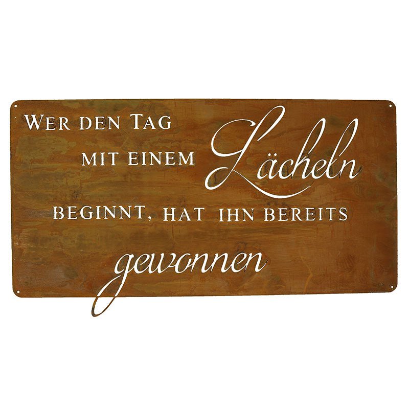 Edelrost Home Deko Schild auf Bodenplatte als Gartendeko vor grünem Hintergrund