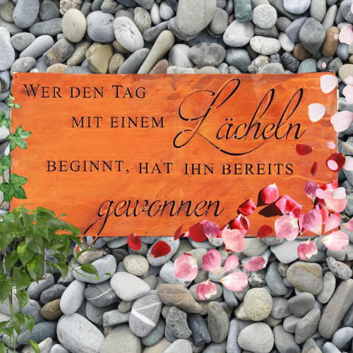 rost schild lachen auf kieselsteinen mit rosenblüten und Efeu